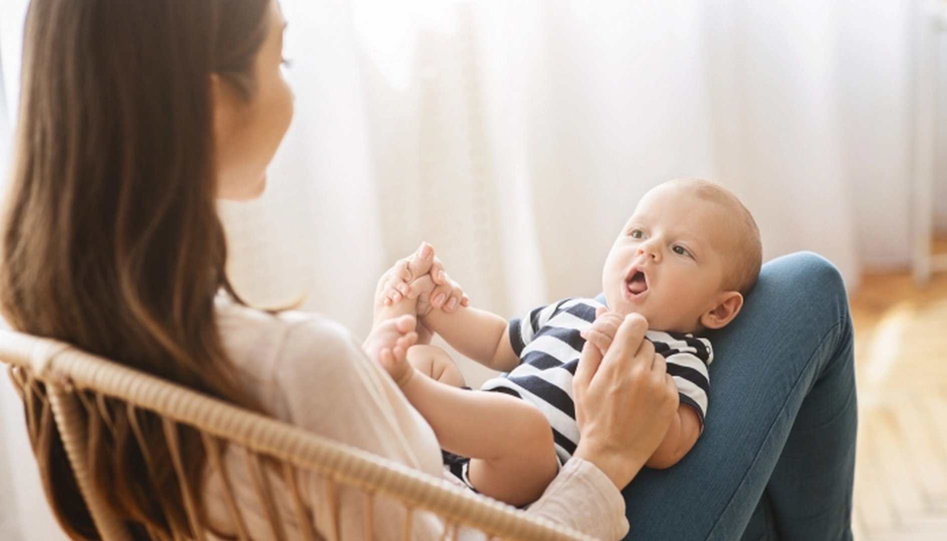 چه چیزی باعث زود حرف زدن کودک میشود