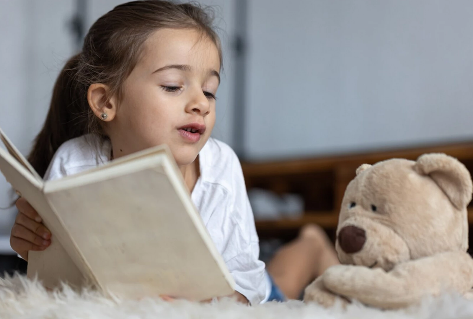 ایفای نقش معلم زبان توسط کودک