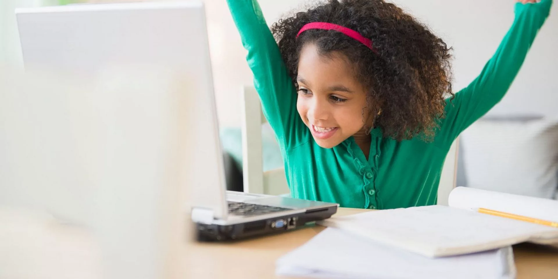 تماشای کارتون کودک دوزبانه