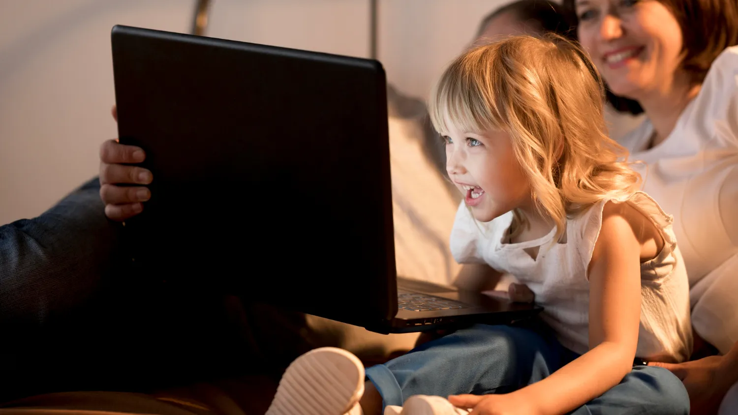 نقش والدین در فرآیند یادگیری با کارتون؛ ناظر یا هم‌بازی؟